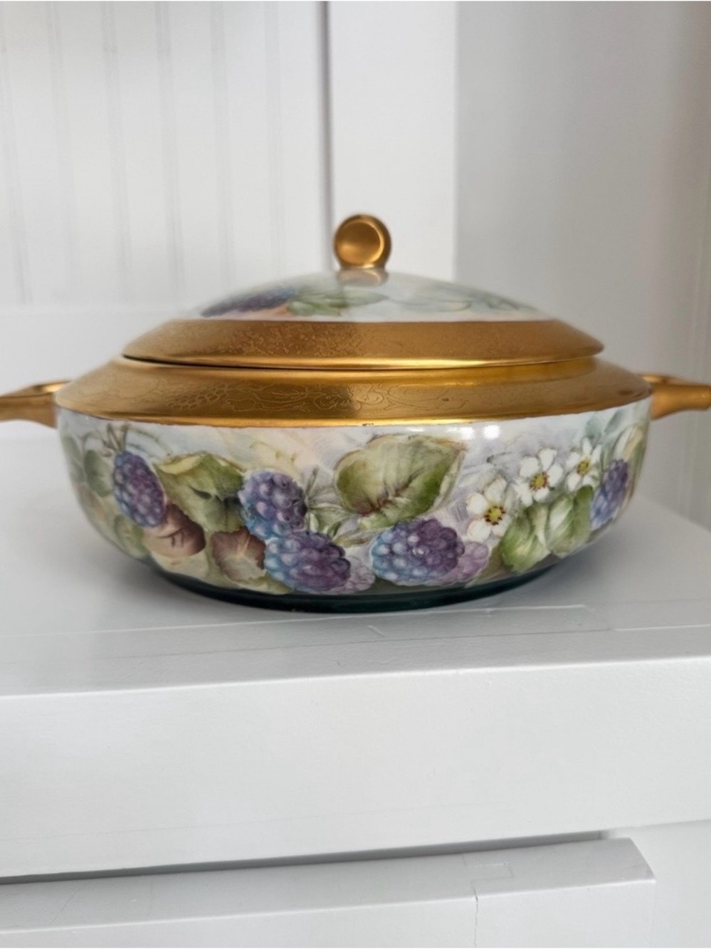 Gold-Trimmed Berry Pattern Covered Casserole Dish - White and Gold